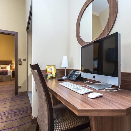 Merchants Crown Suites And Spa Прага Экстерьер фото A computer in a hotel room