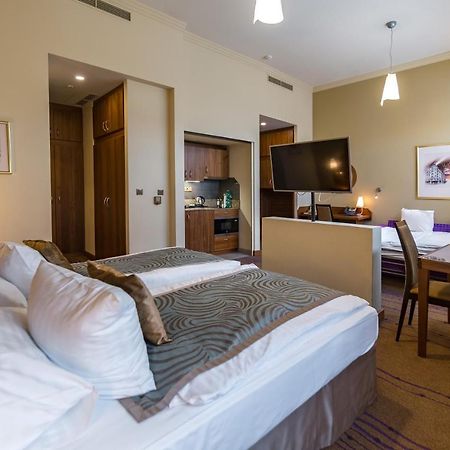 Merchants Crown Suites And Spa Прага Экстерьер фото A typical studio apartment