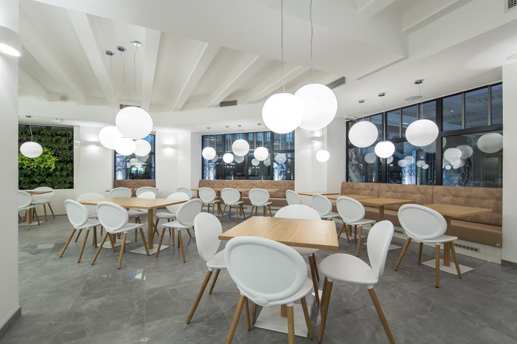Merchants Crown Suites And Spa Прага Экстерьер фото The interior of the restaurant