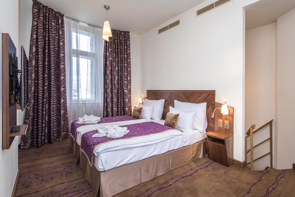 Merchants Crown Suites And Spa Прага Экстерьер фото A room at the hotel