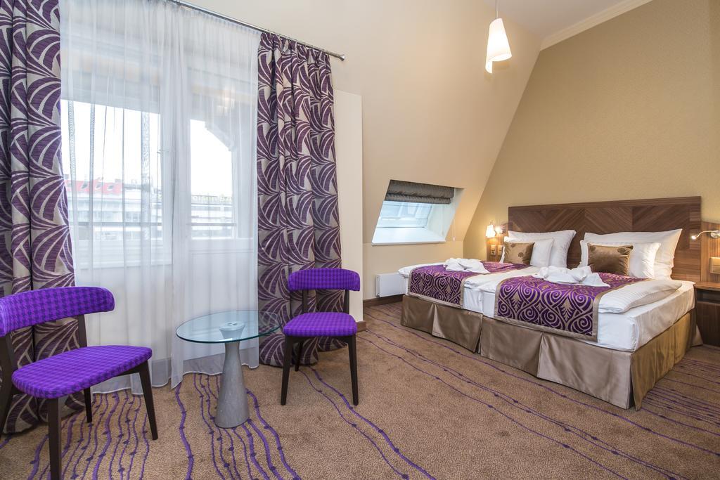 Merchants Crown Suites And Spa Прага Экстерьер фото