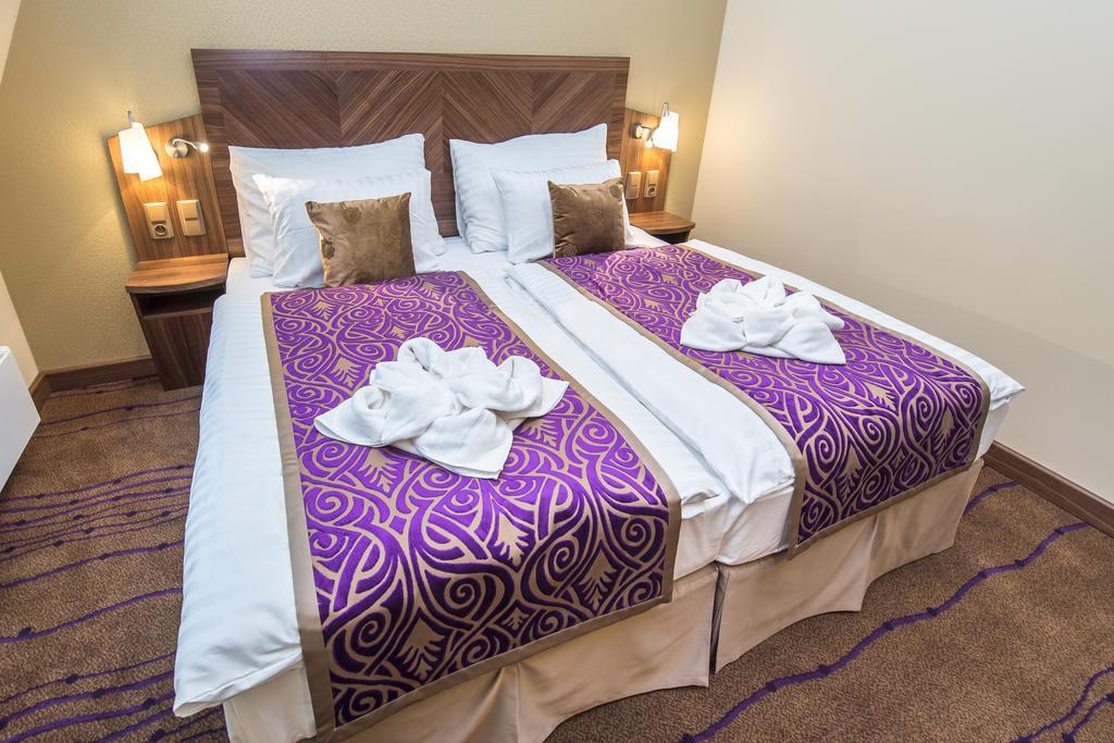 Merchants Crown Suites And Spa Прага Экстерьер фото A bed with a bed skirt