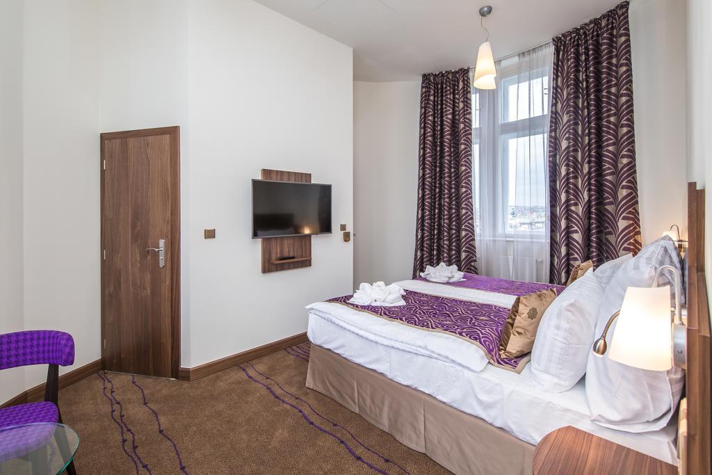 Merchants Crown Suites And Spa Прага Экстерьер фото A room at the hotel