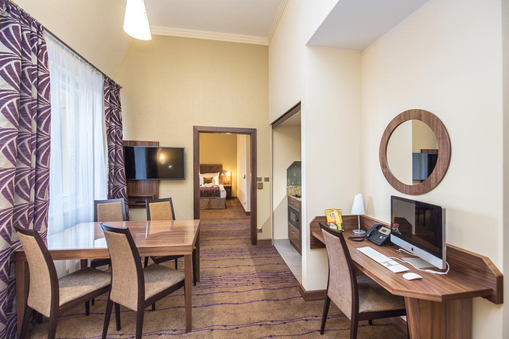Merchants Crown Suites And Spa Прага Экстерьер фото Suite