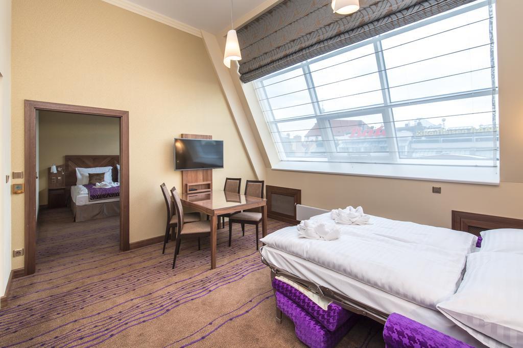 Merchants Crown Suites And Spa Прага Экстерьер фото A Premier Inn room
