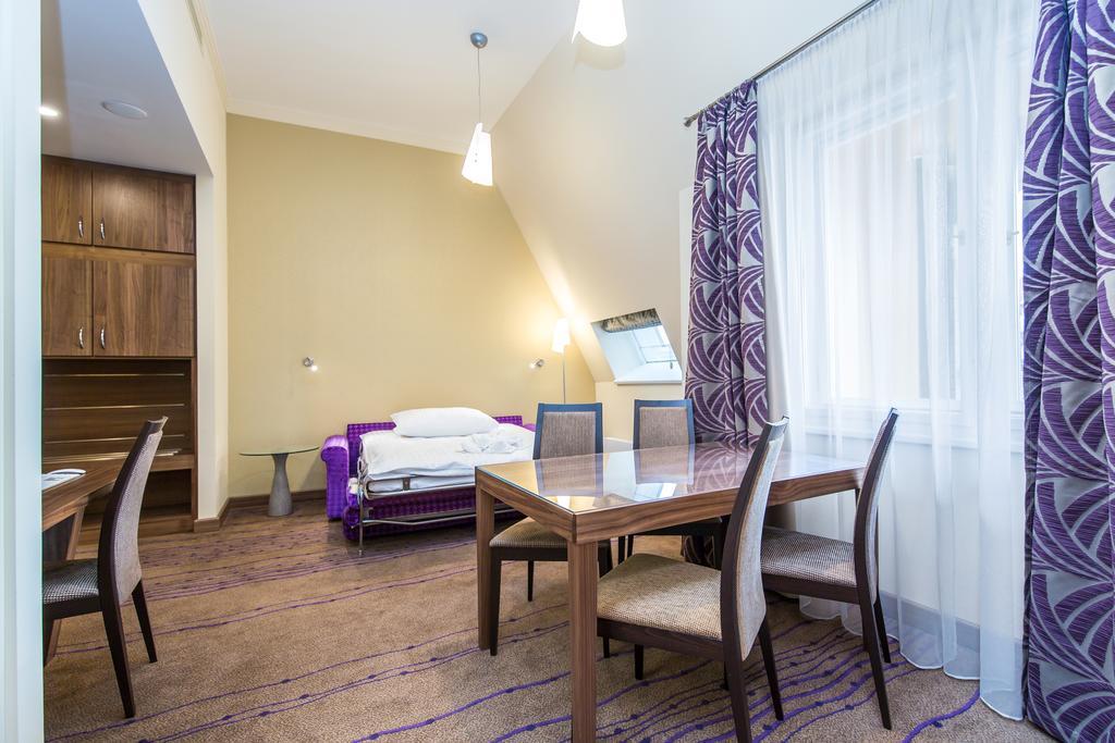 Merchants Crown Suites And Spa Прага Экстерьер фото A typical apartment
