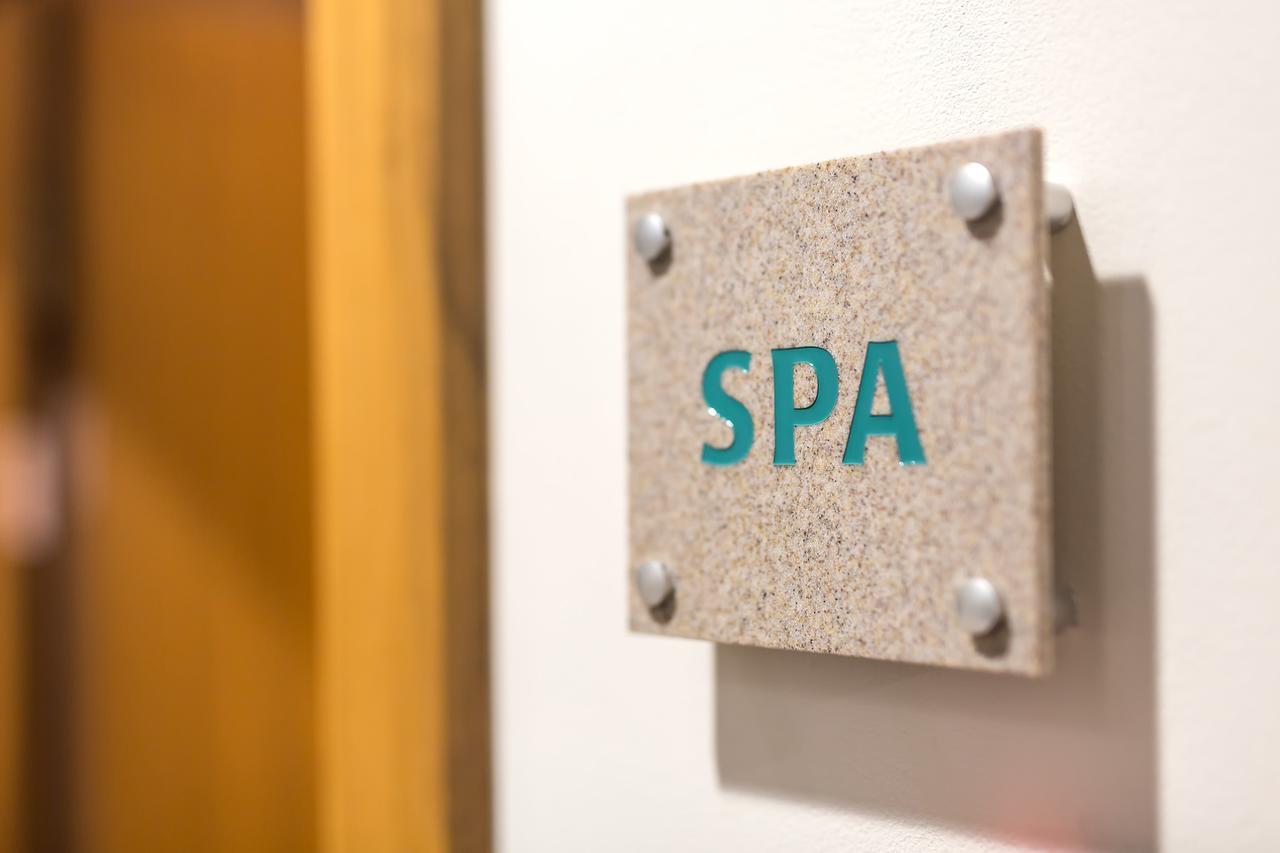 Merchants Crown Suites And Spa Прага Экстерьер фото Spa sign