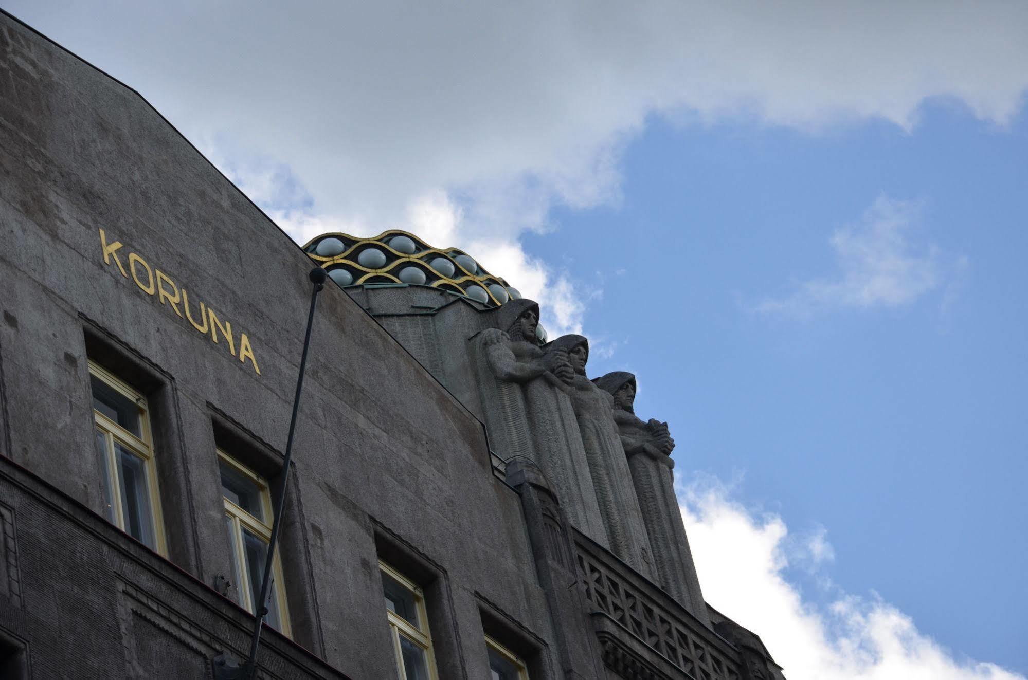 Merchants Crown Suites And Spa Прага Экстерьер фото Detail of the facade