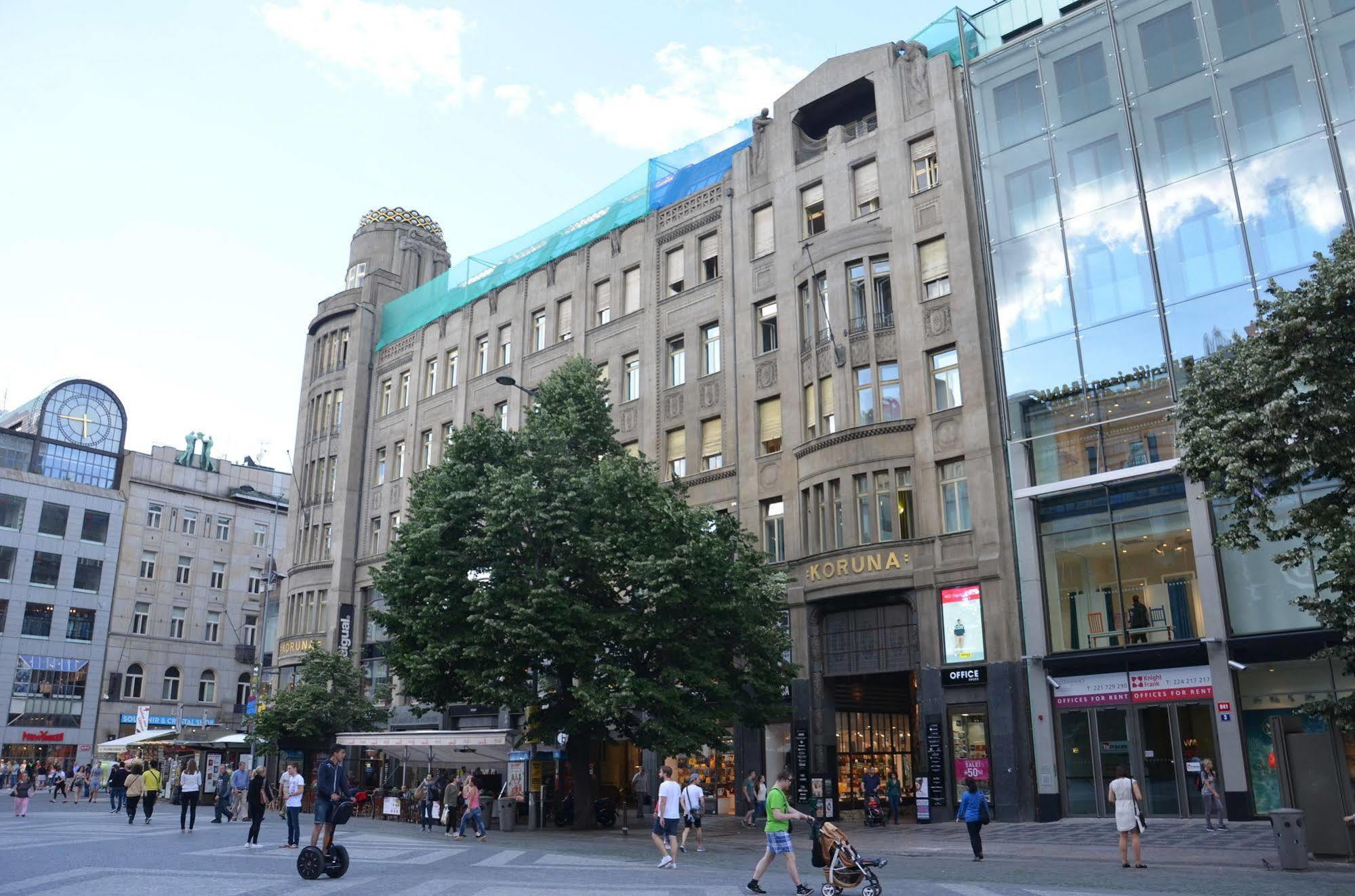 Merchants Crown Suites And Spa Прага Экстерьер фото The former department store, now a shopping centre