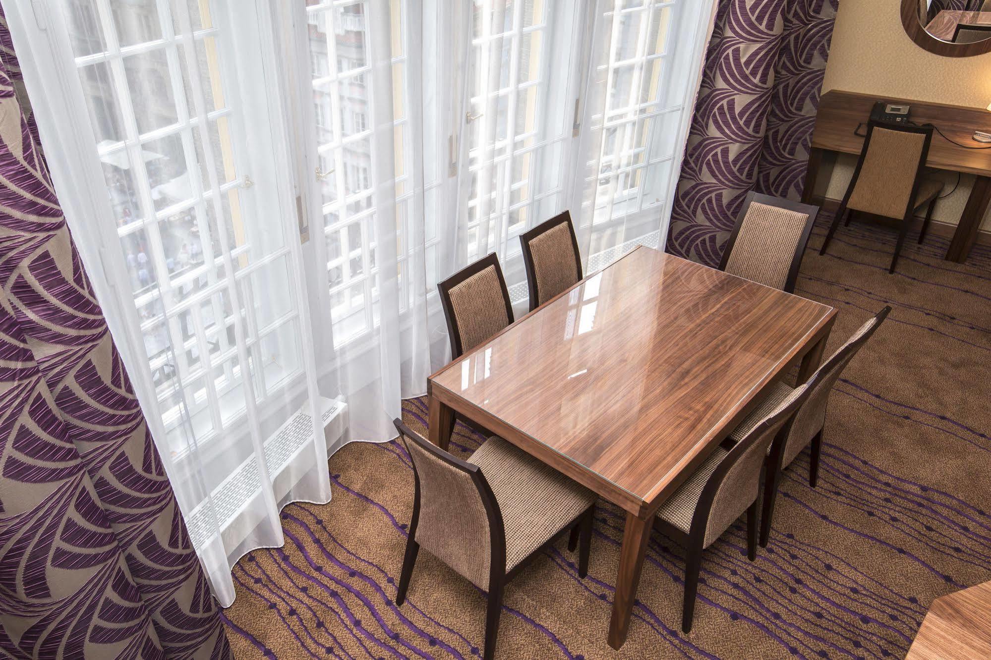 Merchants Crown Suites And Spa Прага Экстерьер фото A table and chairs