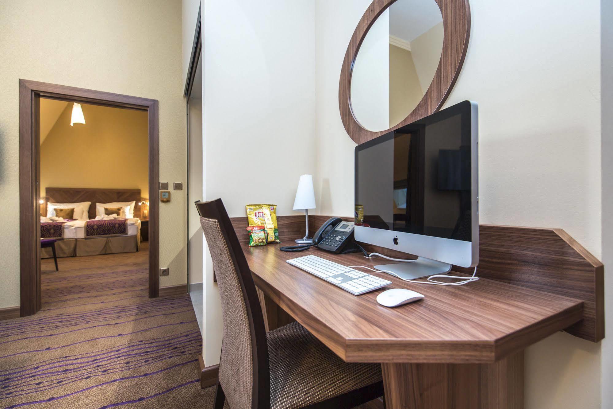 Merchants Crown Suites And Spa Прага Экстерьер фото A computer in a hotel room