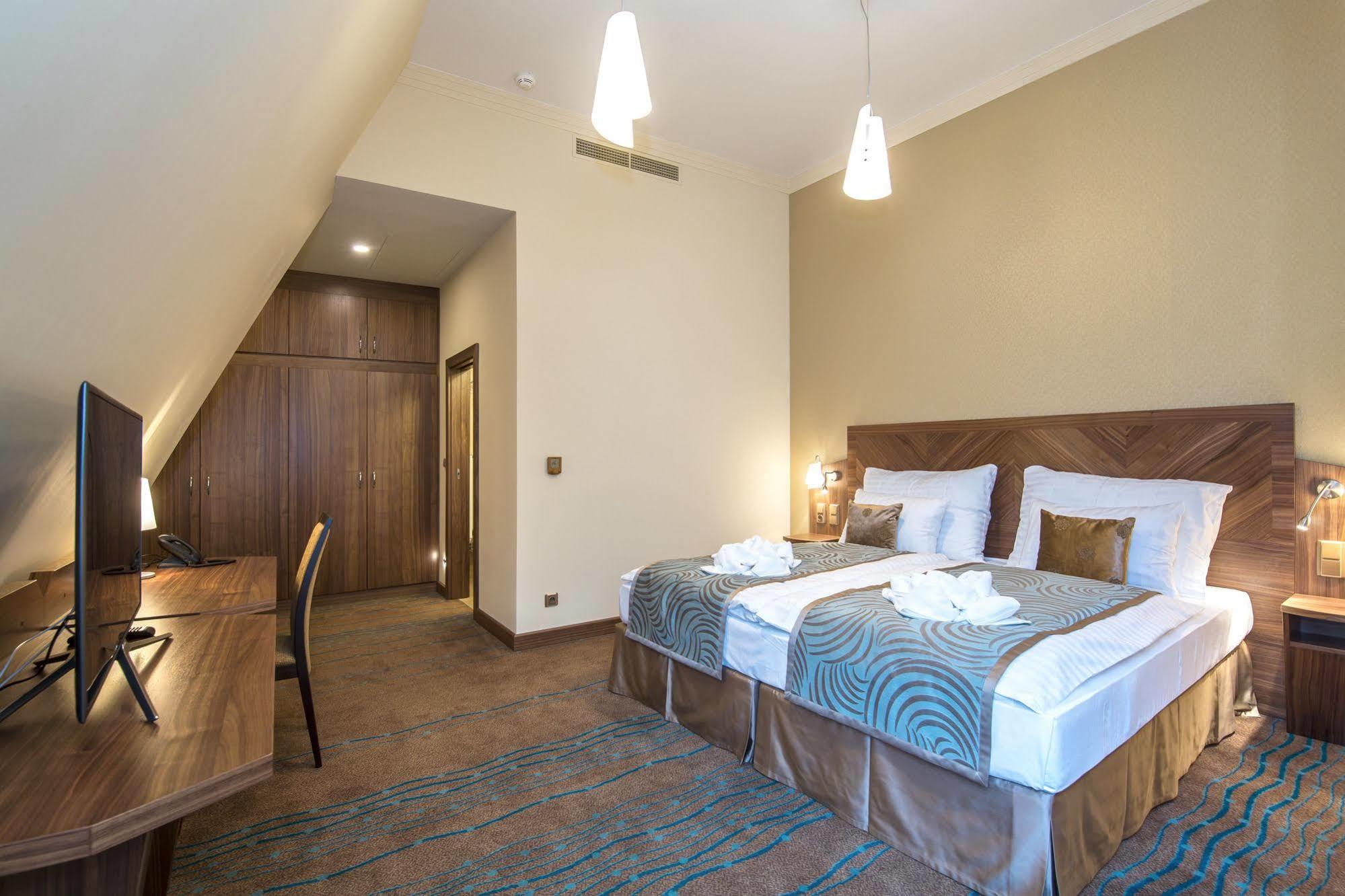 Merchants Crown Suites And Spa Прага Экстерьер фото A room at the hotel