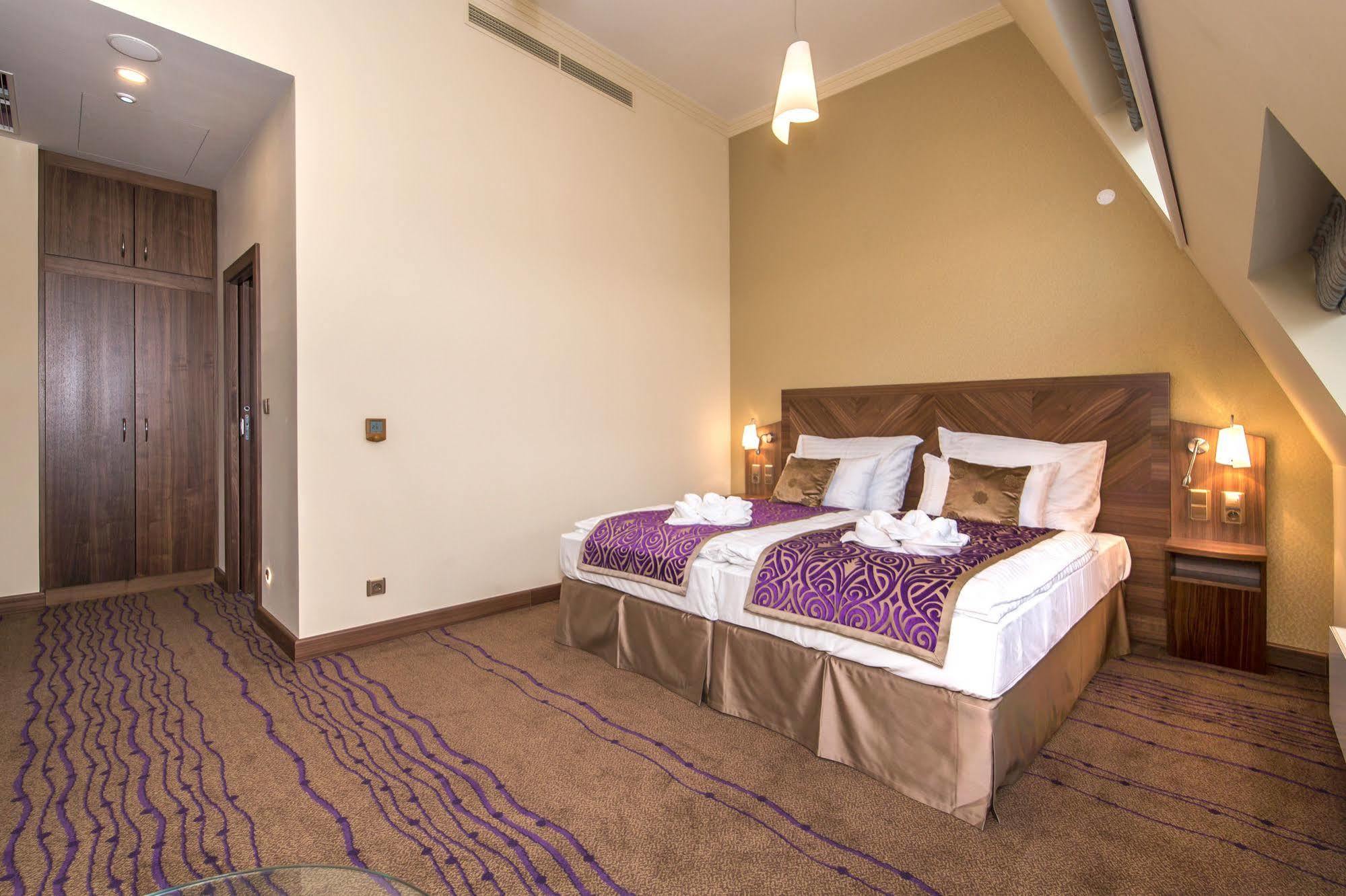 Merchants Crown Suites And Spa Прага Экстерьер фото Suite