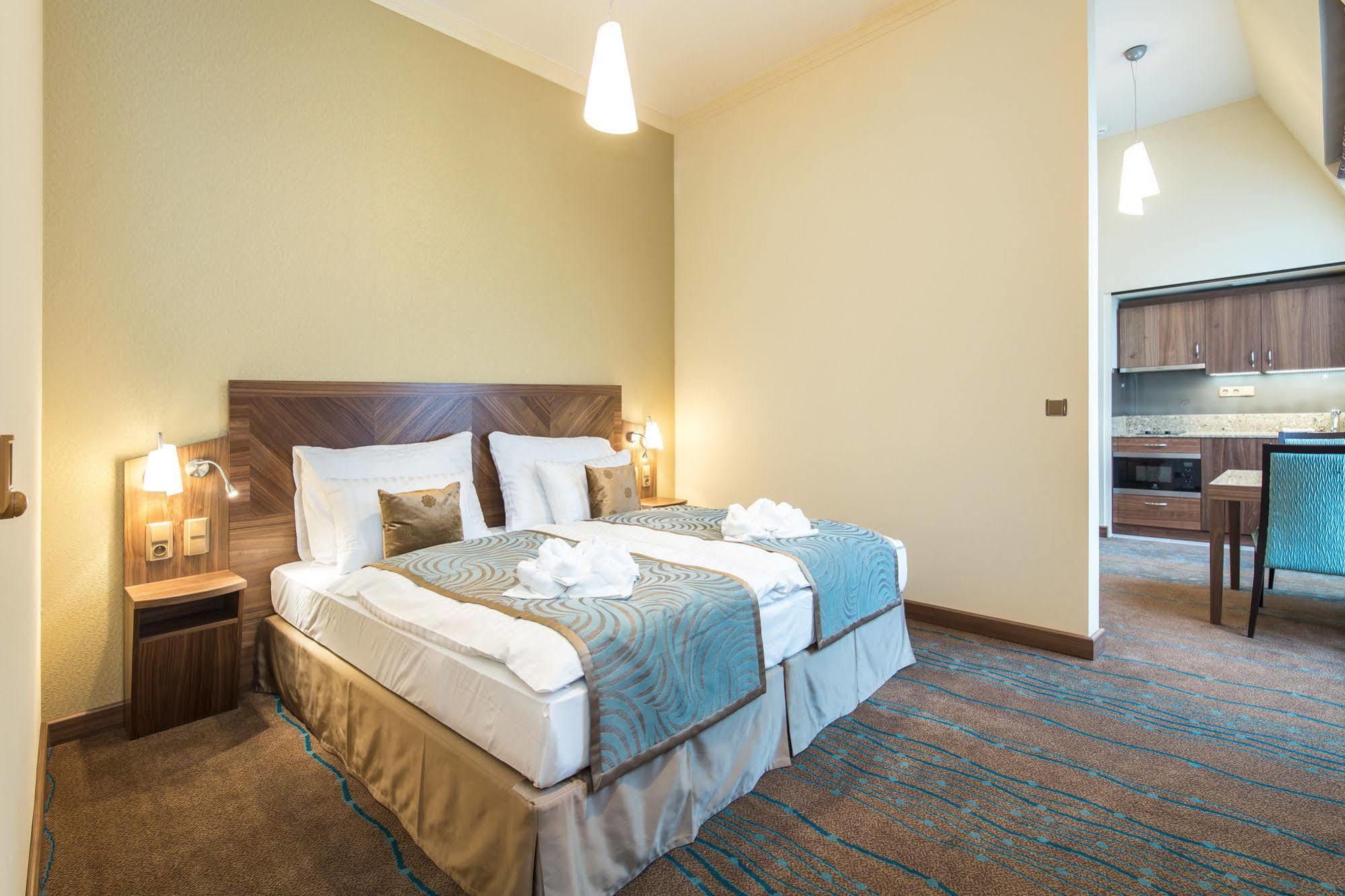 Merchants Crown Suites And Spa Прага Экстерьер фото A room at the hotel