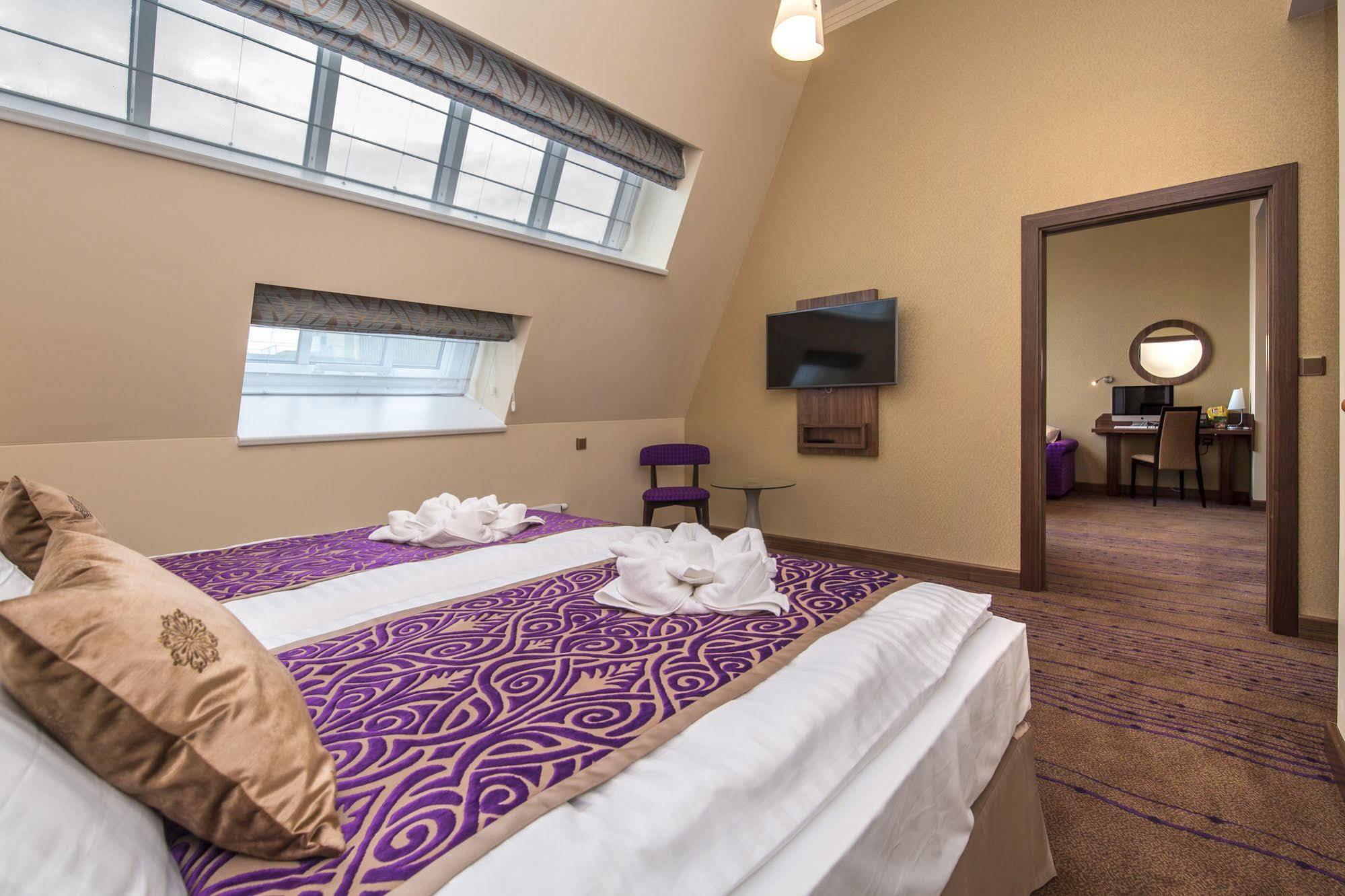 Merchants Crown Suites And Spa Прага Экстерьер фото A suite at the hotel