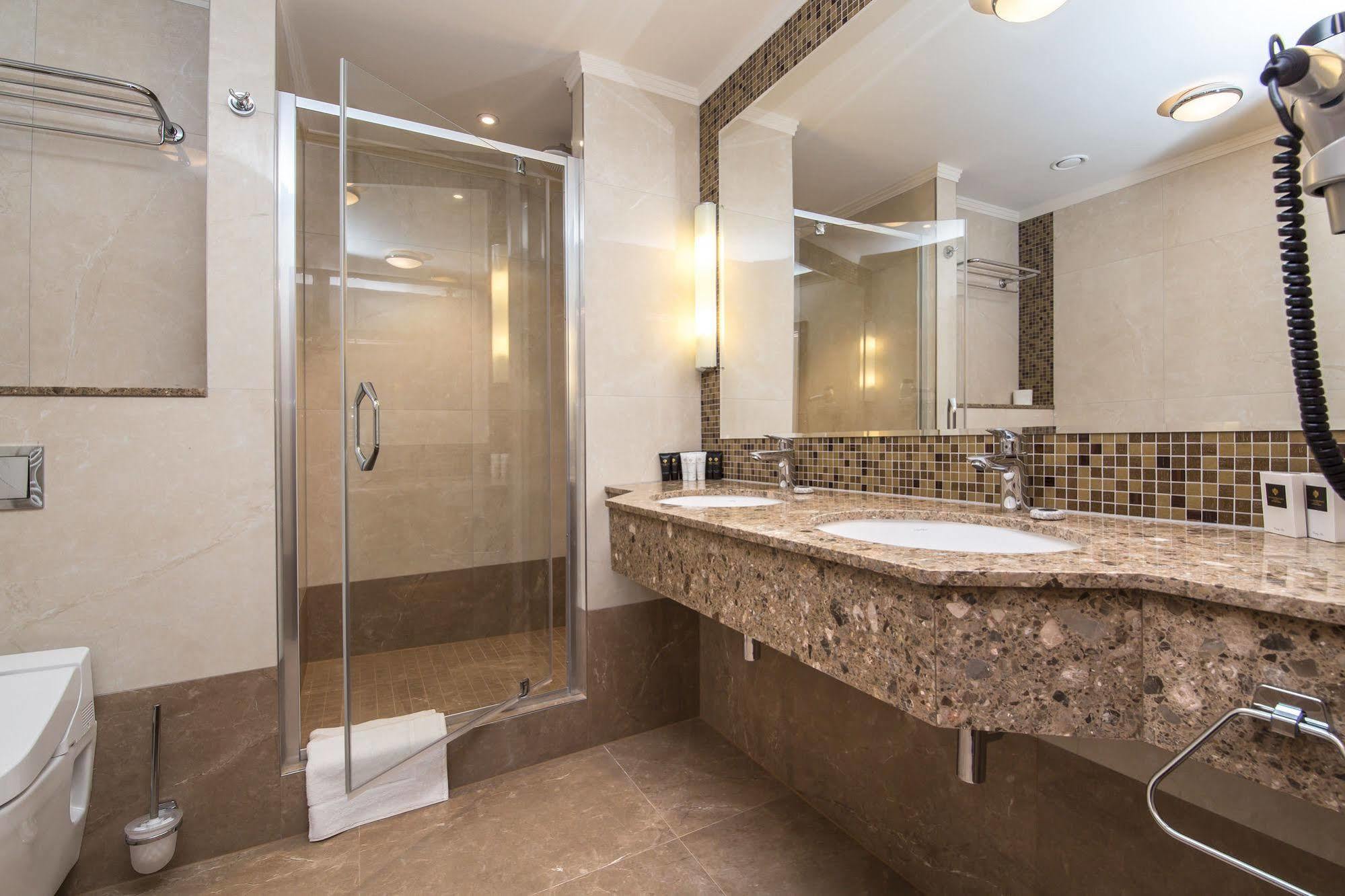 Merchants Crown Suites And Spa Прага Экстерьер фото A shower enclosure