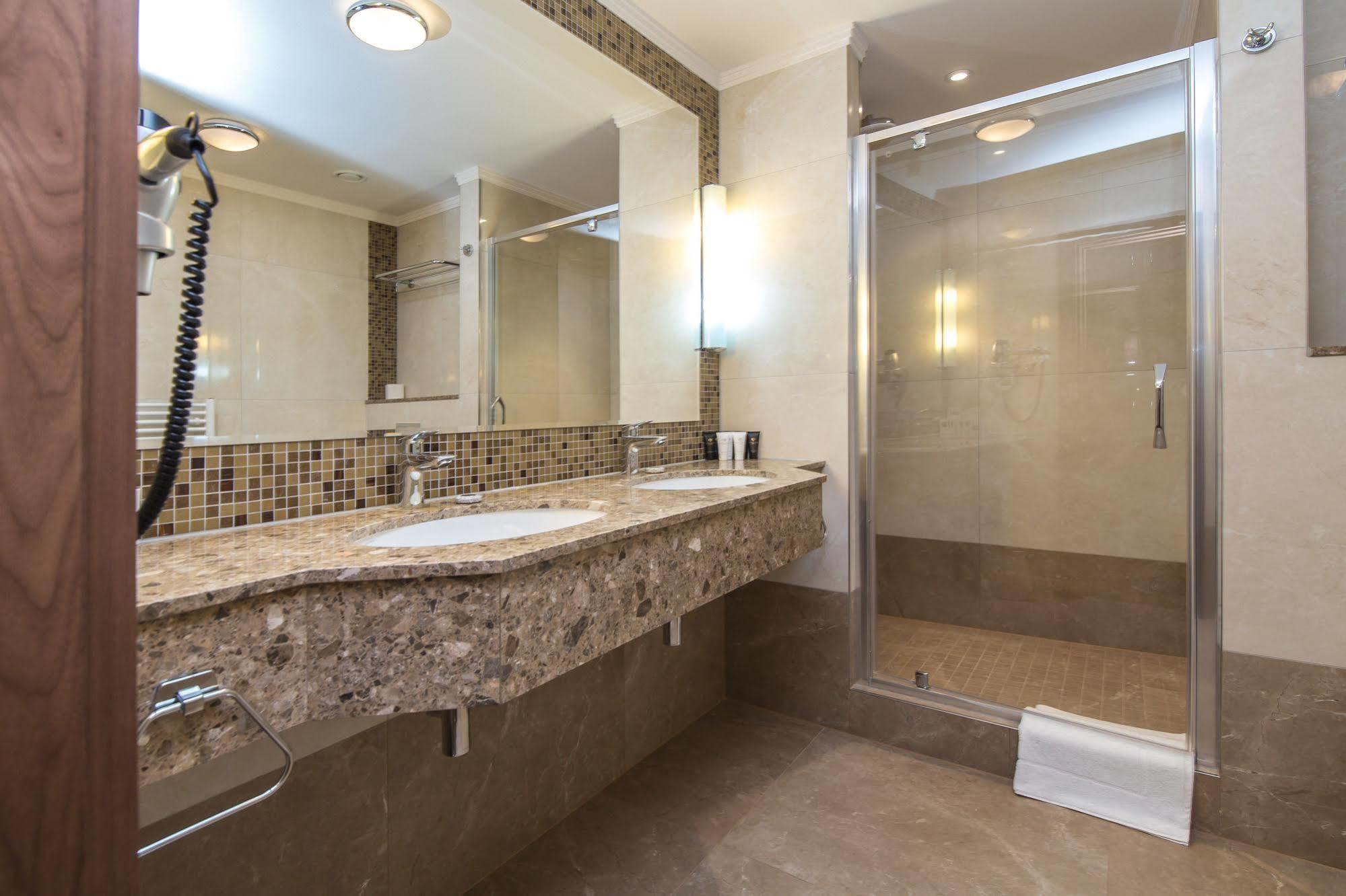Merchants Crown Suites And Spa Прага Экстерьер фото A shower enclosure