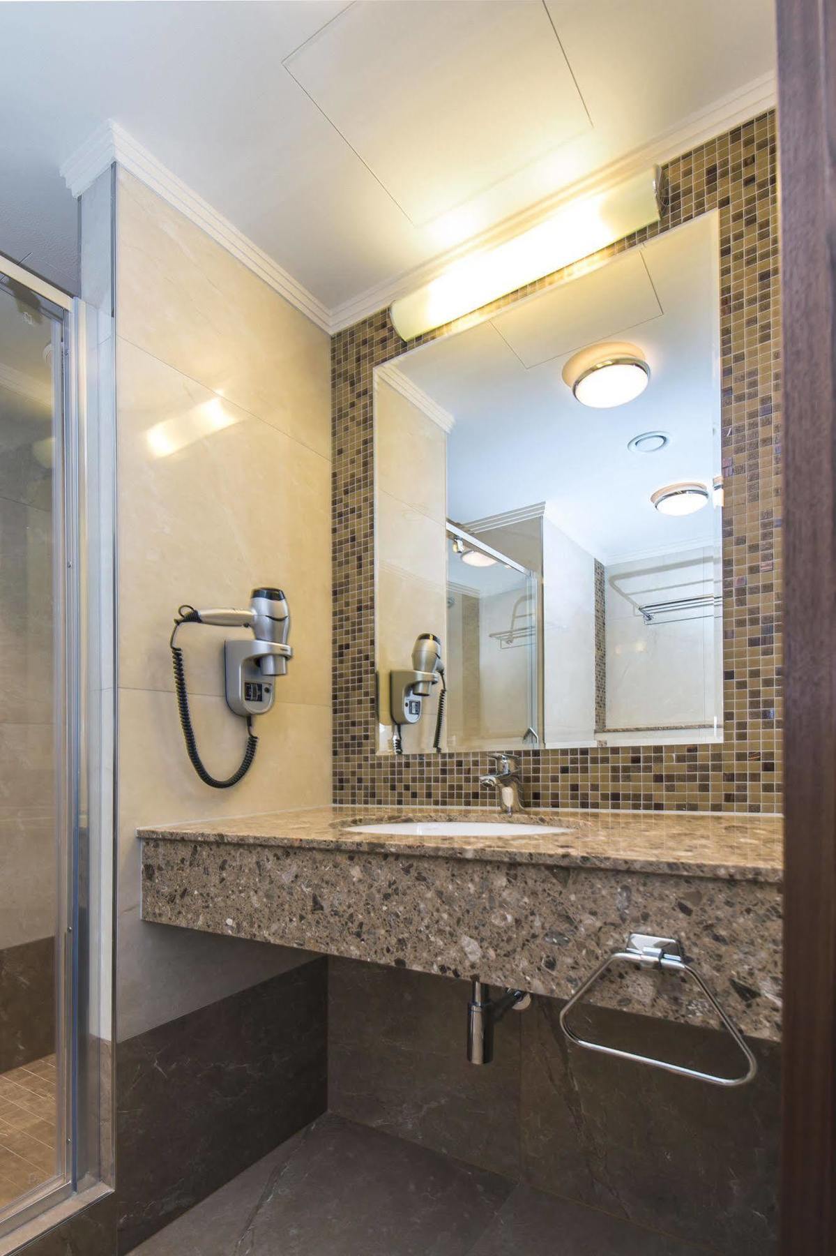 Merchants Crown Suites And Spa Прага Экстерьер фото Bathroom
