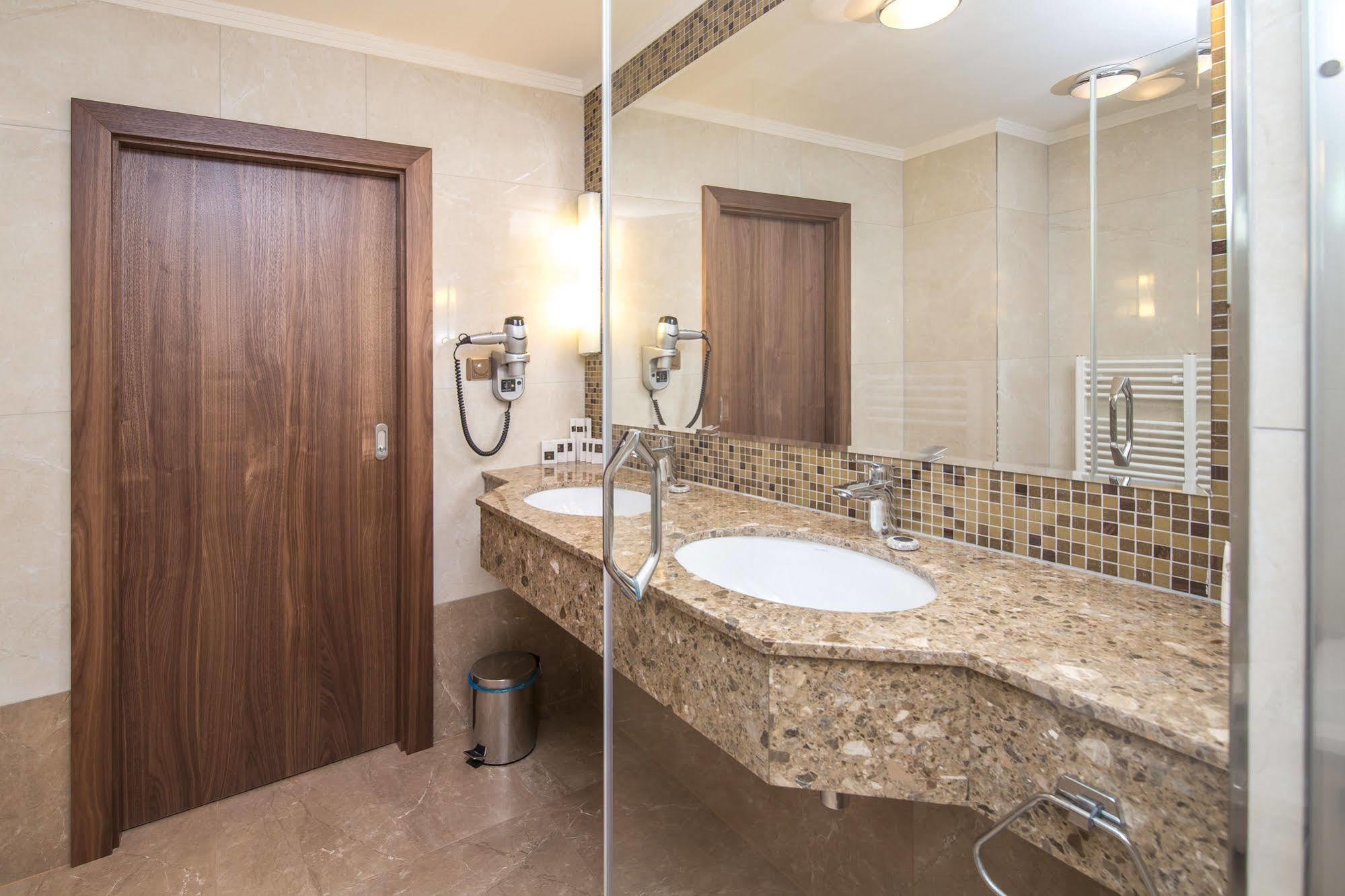 Merchants Crown Suites And Spa Прага Экстерьер фото Bathroom