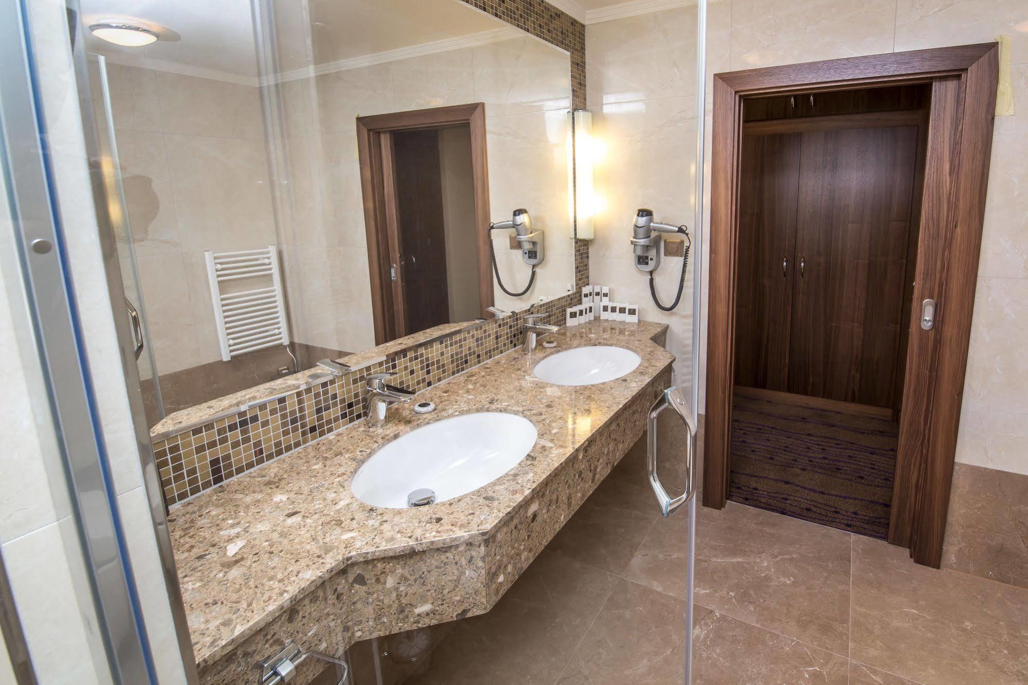 Merchants Crown Suites And Spa Прага Экстерьер фото Bathroom in a hotel