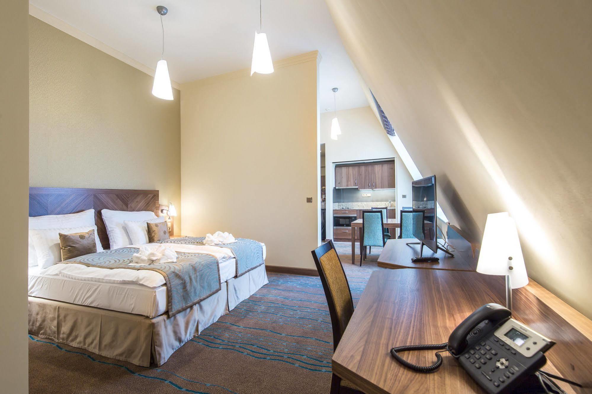 Merchants Crown Suites And Spa Прага Экстерьер фото A typical room at the hotel