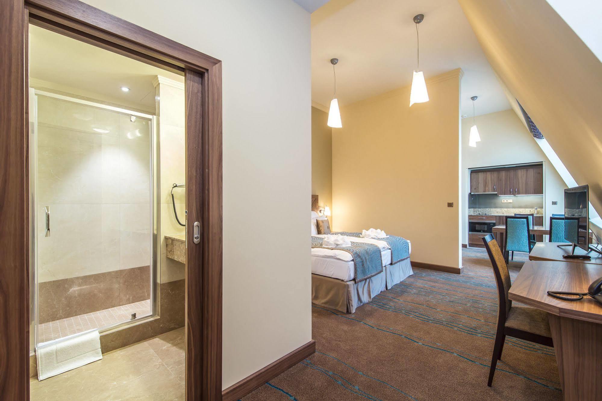 Merchants Crown Suites And Spa Прага Экстерьер фото A typical apartment