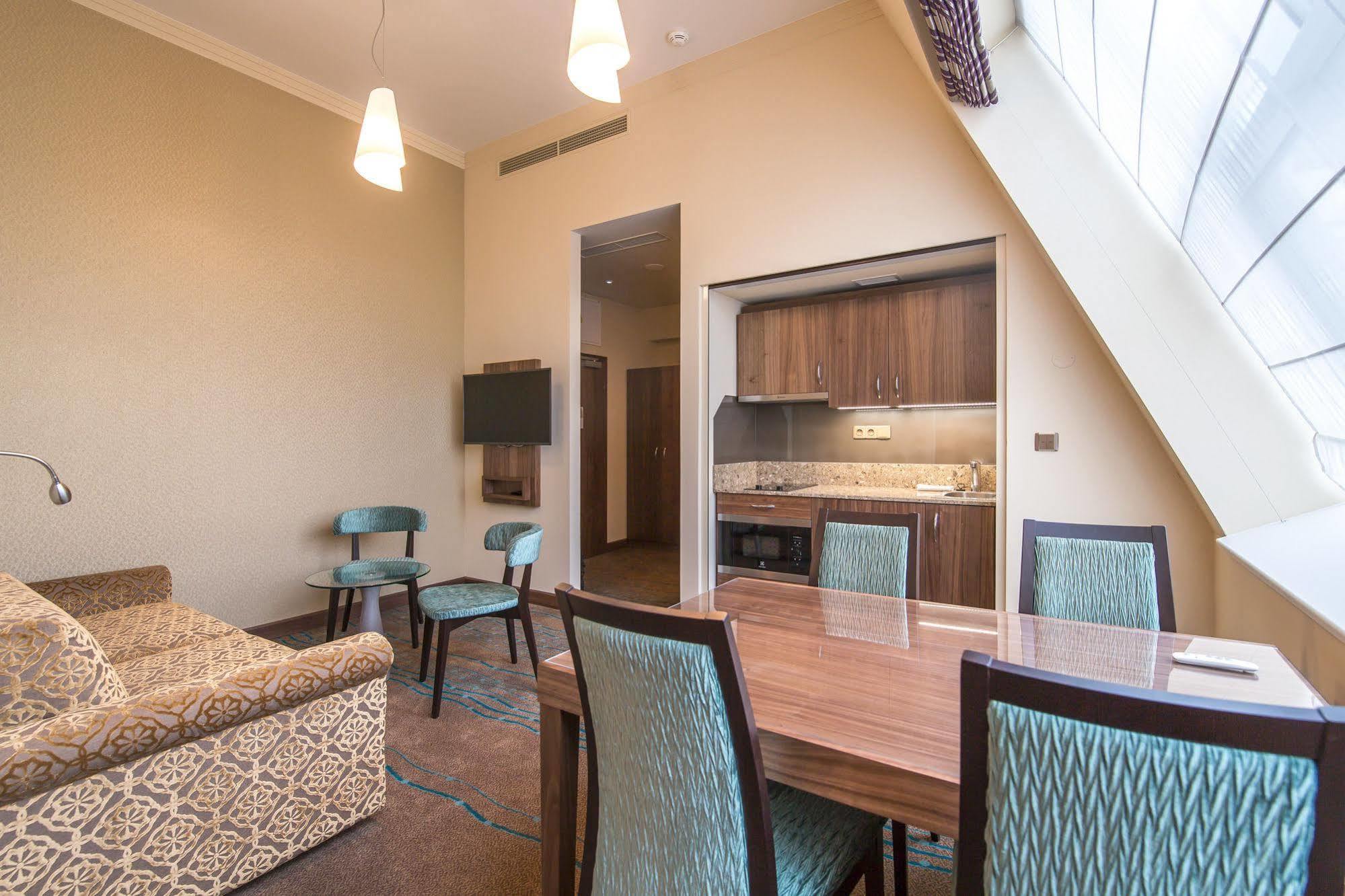 Merchants Crown Suites And Spa Прага Экстерьер фото A suite at the hotel