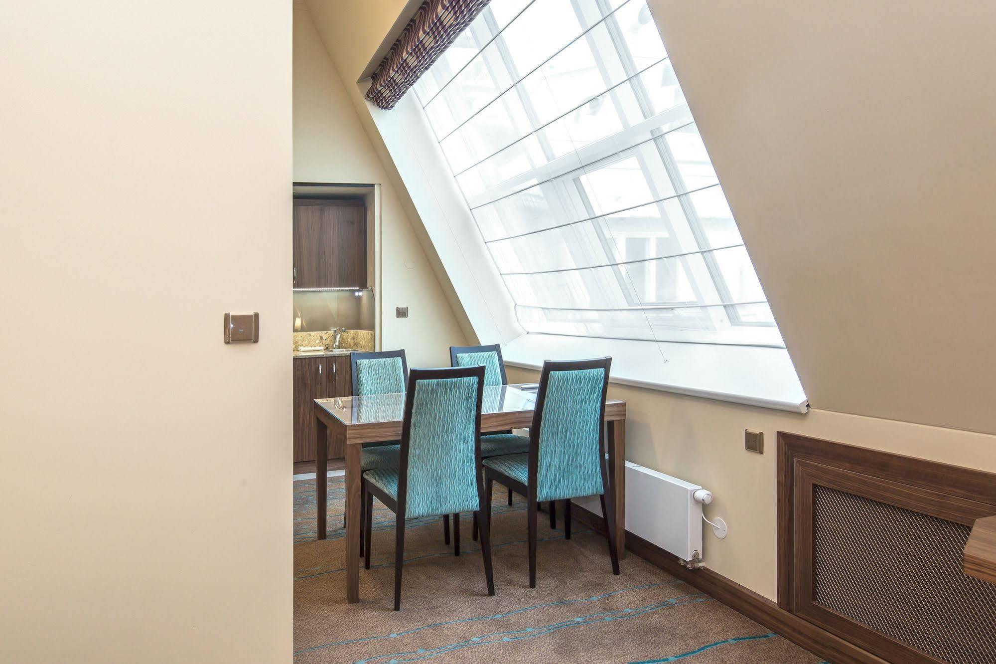 Merchants Crown Suites And Spa Прага Экстерьер фото A Roman blind in a hotel room