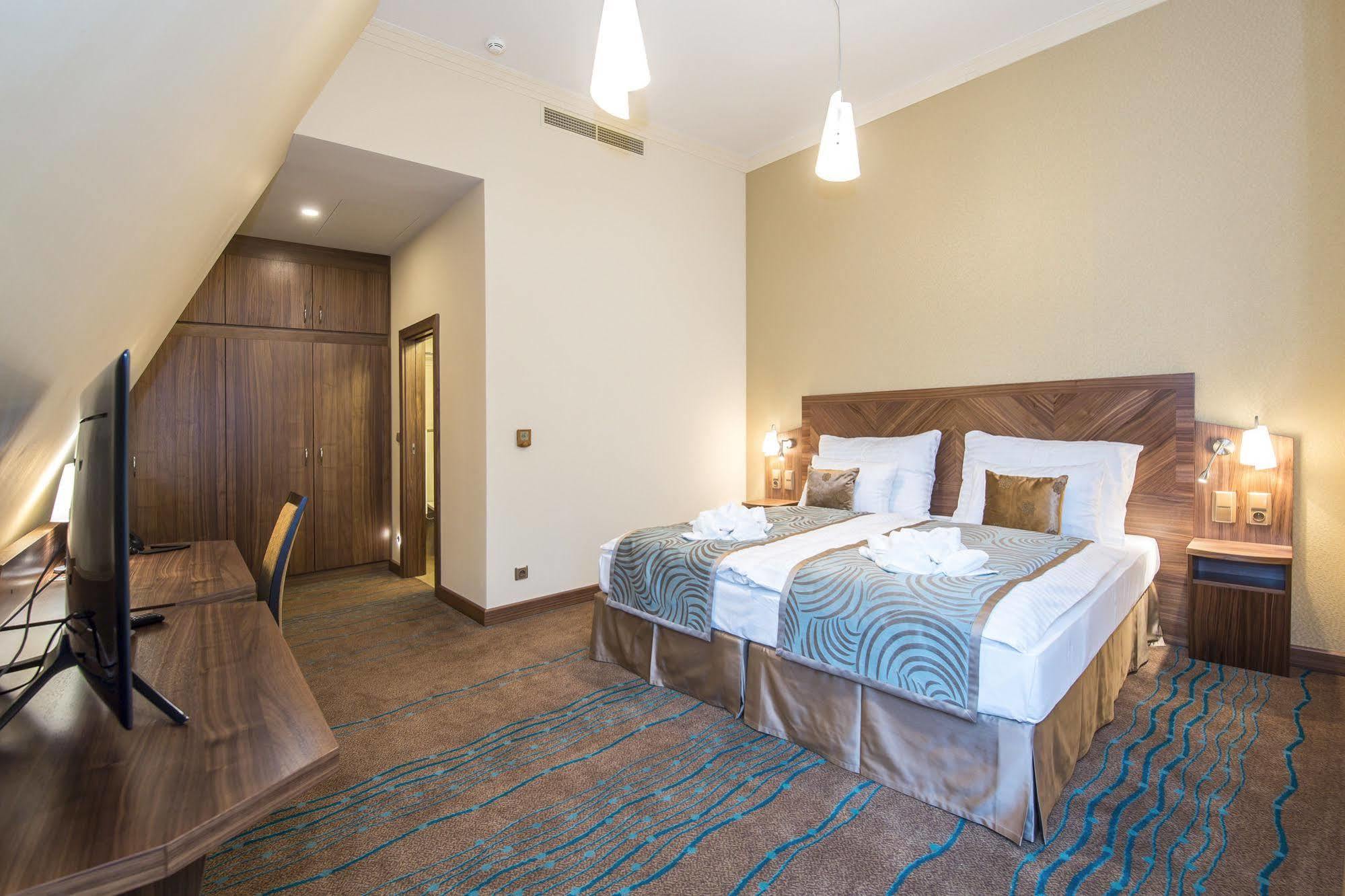 Merchants Crown Suites And Spa Прага Экстерьер фото A room at the hotel