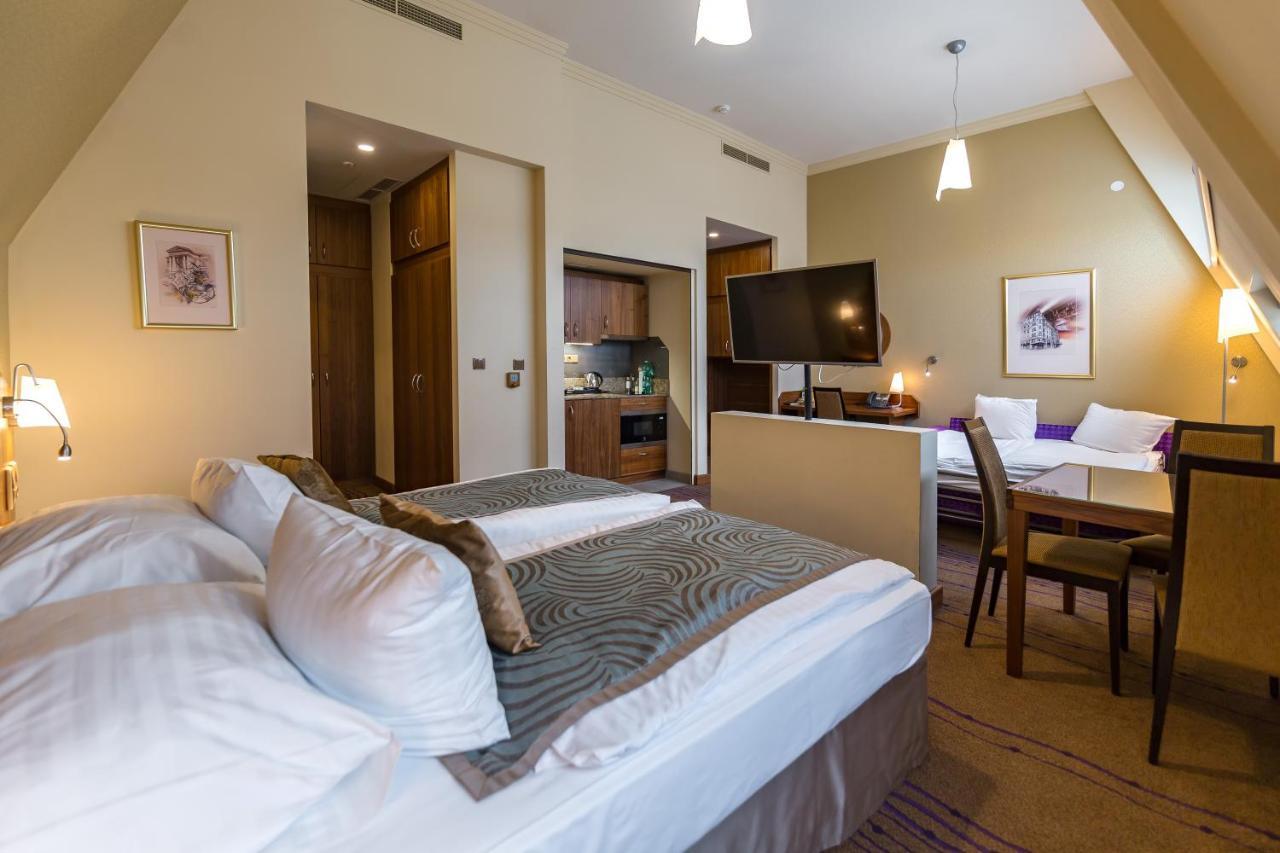 Merchants Crown Suites And Spa Прага Экстерьер фото A typical studio apartment