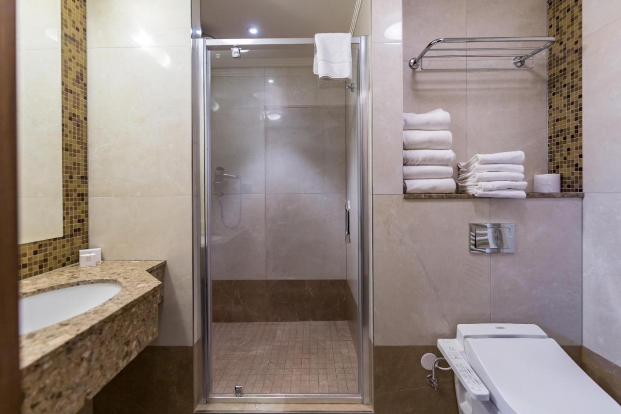 Merchants Crown Suites And Spa Прага Экстерьер фото A shower enclosure