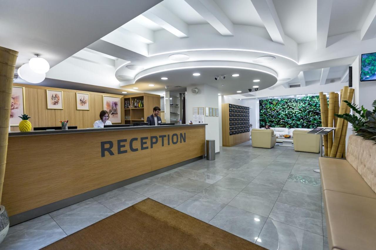 Merchants Crown Suites And Spa Прага Экстерьер фото Reception