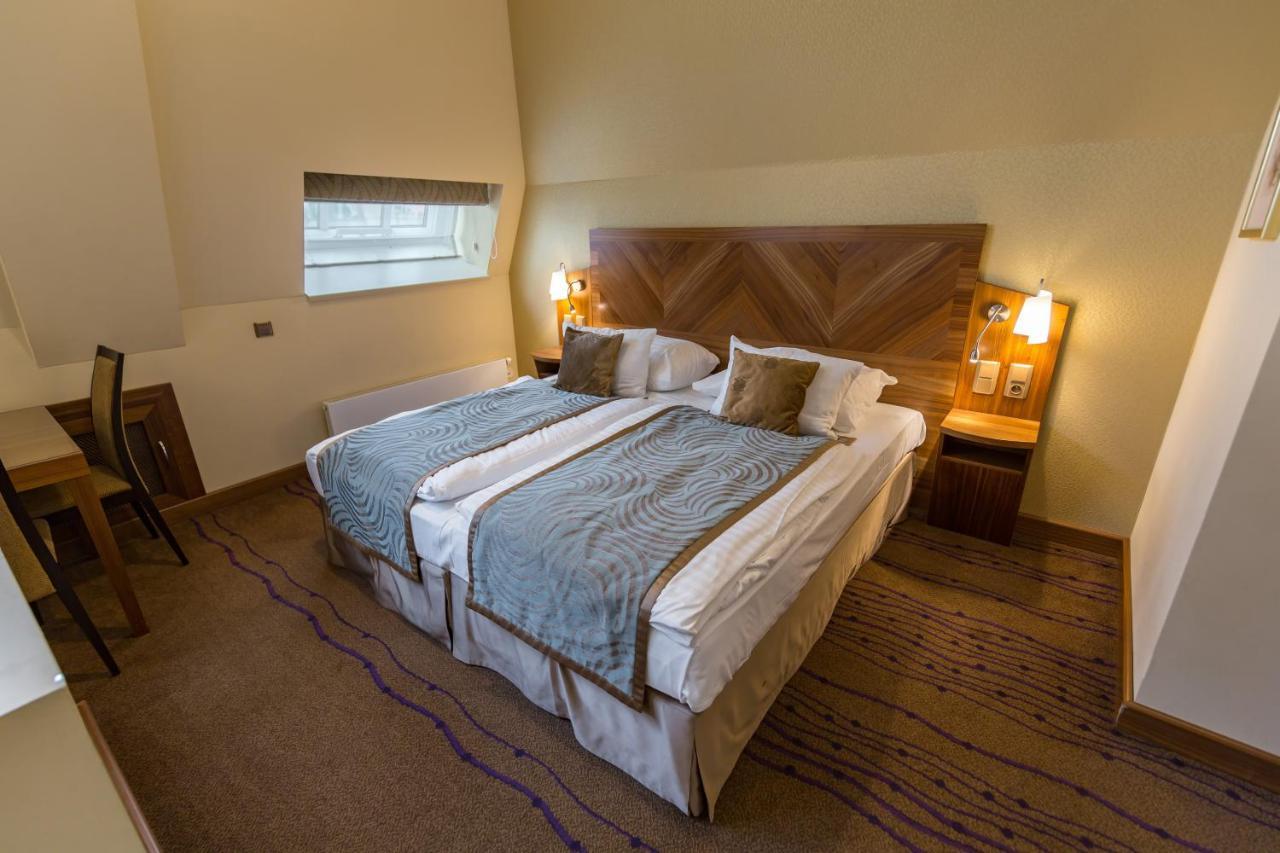 Merchants Crown Suites And Spa Прага Экстерьер фото A bedroom at the hotel