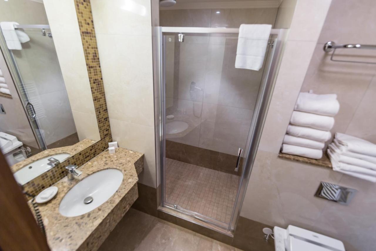 Merchants Crown Suites And Spa Прага Экстерьер фото A shower enclosure