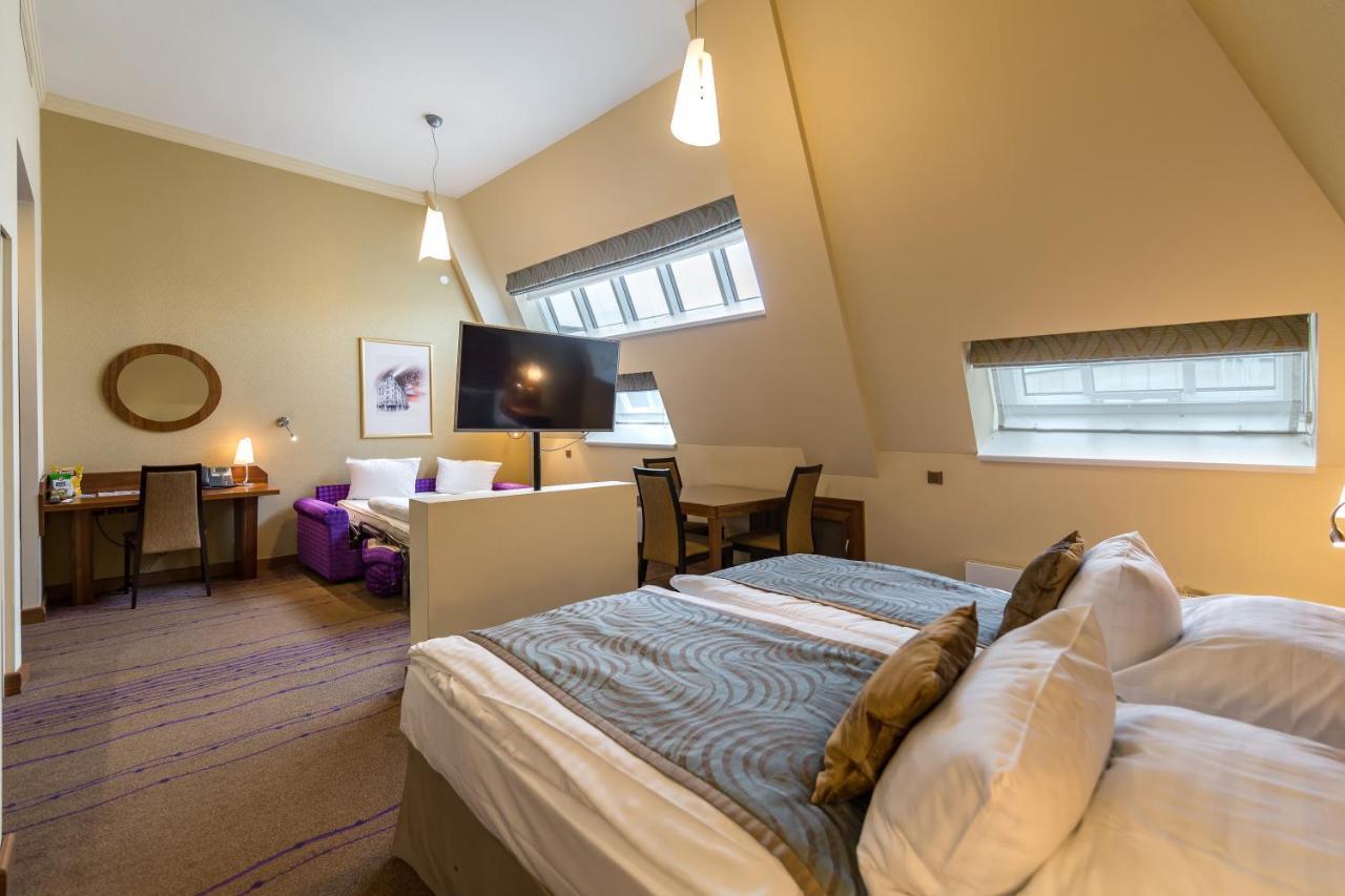 Merchants Crown Suites And Spa Прага Экстерьер фото A room at the hotel